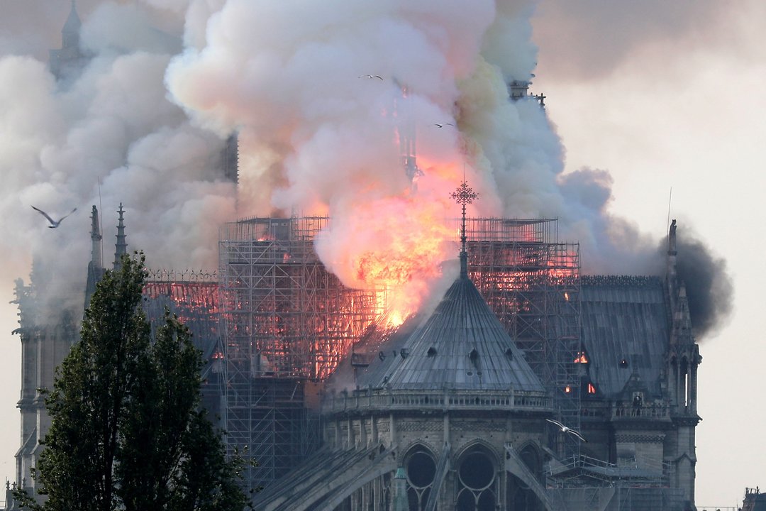 La catedral de Notre Dame de París, uno de los monumentos más emblemáticos de la capital francesa, poco después de comenzar el incendio.