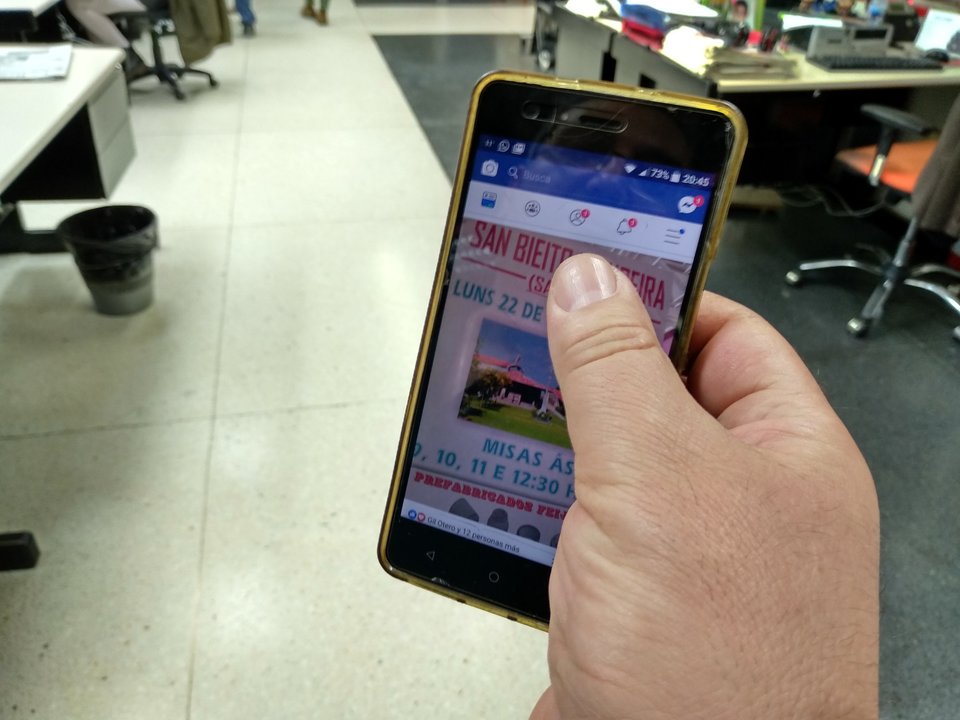 Un usuario observa una imagen de Facebook a través del móvil.