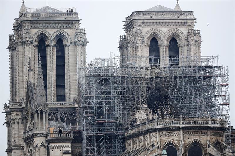 Vista de uno de los andamios destruidos por las llamas en la fachada de la catedral de Notre Dame