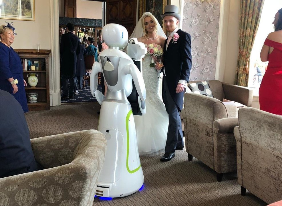 El robot en su primera boda.