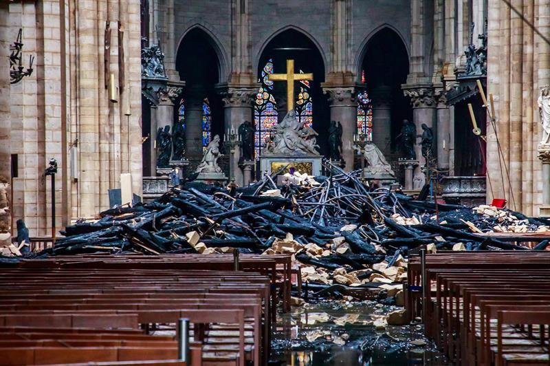 Vista del interior de la catedral de Notre Dame después del incendio