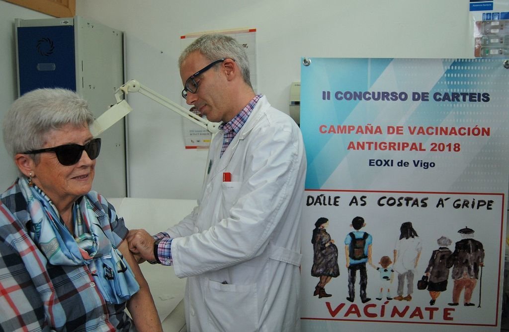 Personal sanitario poniendo la vacuna de la gripe en el inicio de temporada en A Doblada.