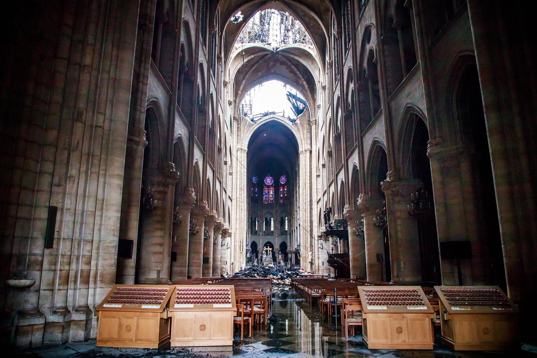 Vista de la nave central de la catedral de Notre Dame con los restos de la techumbre en el interior.
