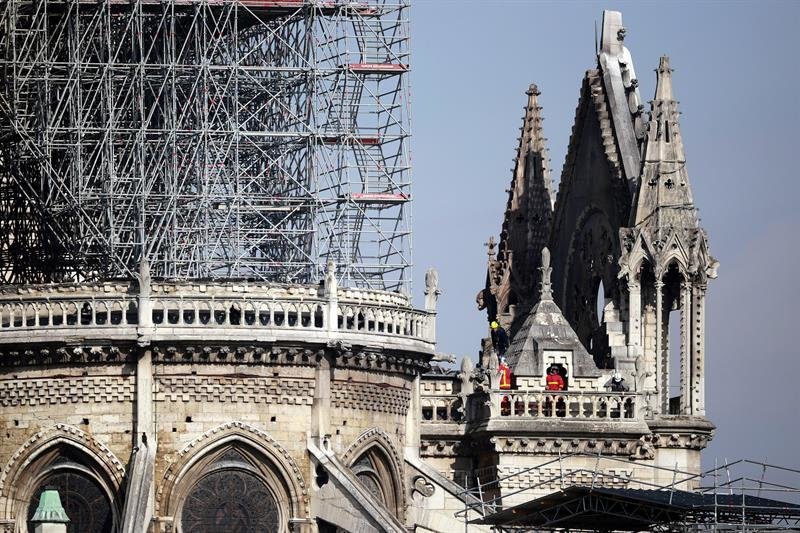 Bomberos inspeccionan este miércoles la fachada de la catedral de Notre Dame en París