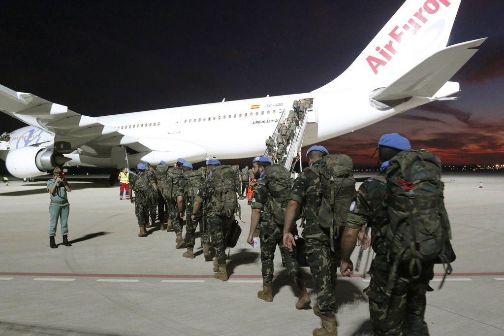 Miembros de la Legión, embarcando en un avión con destino a una misión en Líbano.