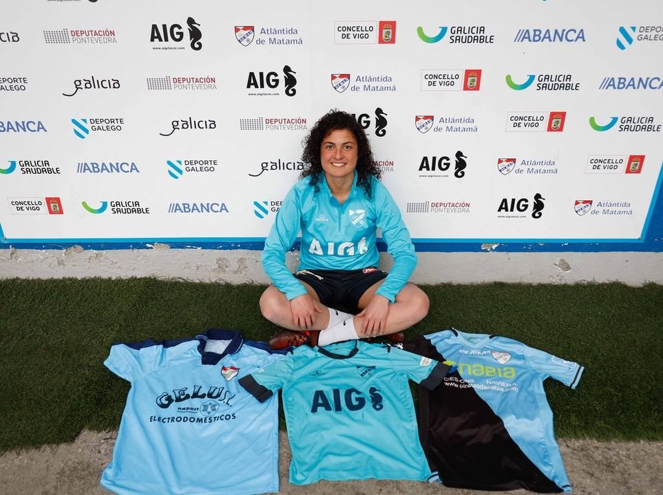 Lorena Codeseda posa con las camisetas del Matamá que usó en los últimos años.