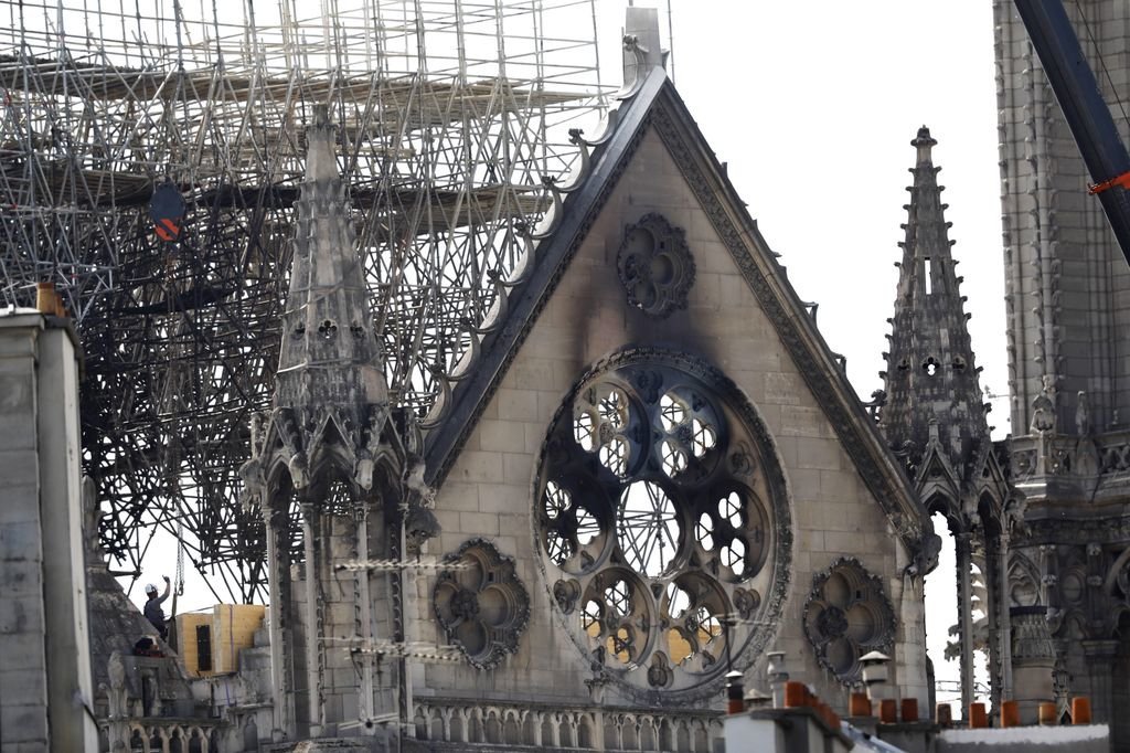 Los bomberos inspeccionan una de las fachadas laterales de la catedral de Notre Dame.