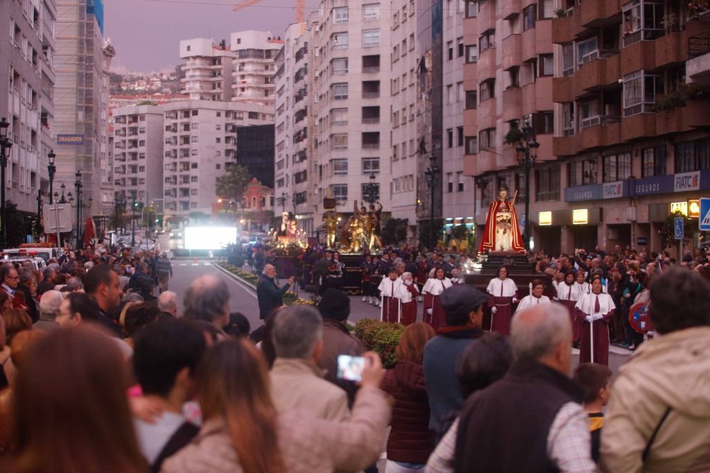 Rosalía de Castro acogió como cada año la procesión del Jueves Santo, con más de cien cofrades, diez conjuntos escultóricos procesionales  y tres cofradías implicadas