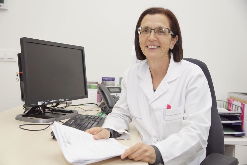 La neuróloga, María José Moreno, en su consulta del Hospital Álvaro Cunqueiro.