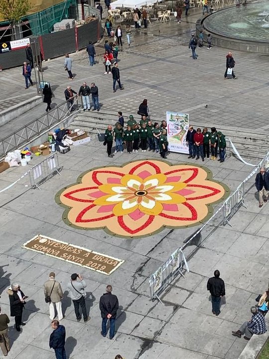 Tapiz floral realizado por alfombristas de Ponteareas en Braga.