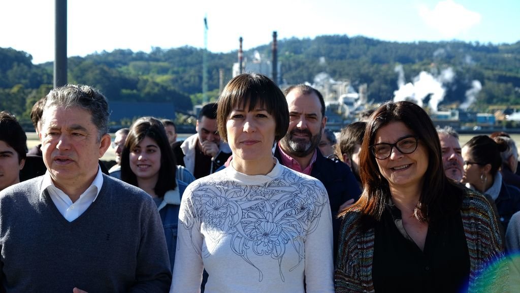 Miguel Anxo Fernández Lores, Ana Pontón y Carme da Silva, ayer ante la factoría de Ence.