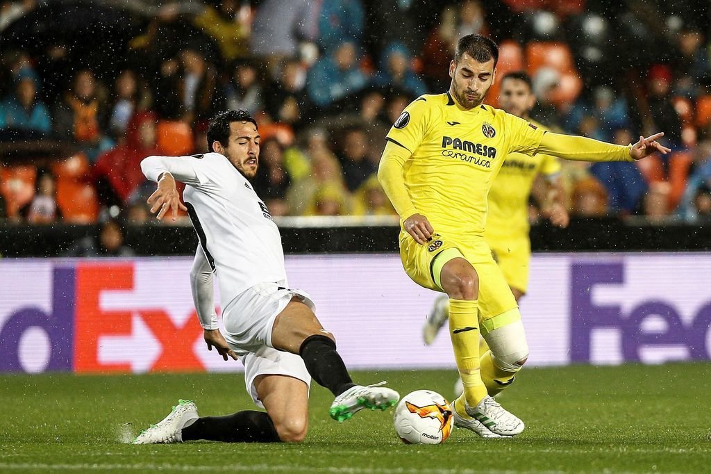 Dani Parejo y Manu Trigueros disputan un balón, ayer, en Mestalla.