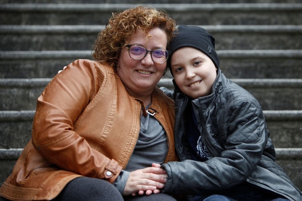 Sonia González, con su hijo Noel, de 12 años, que lucha contra un cáncer cerebral.