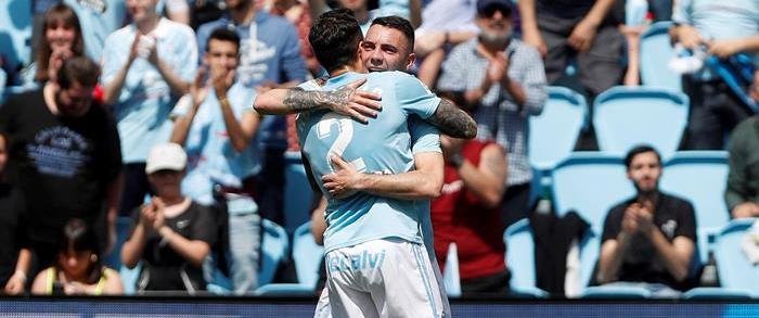 Iago aspas celebra con su compañero Hugo Mayo el primer gol ante el Girona