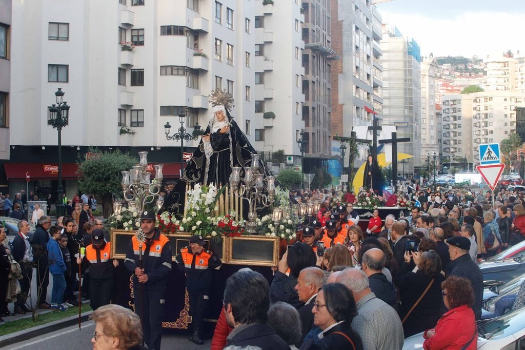 Otro momento de la procesión de la Virgen de la Soledad por la calle Rosalía de Castro.