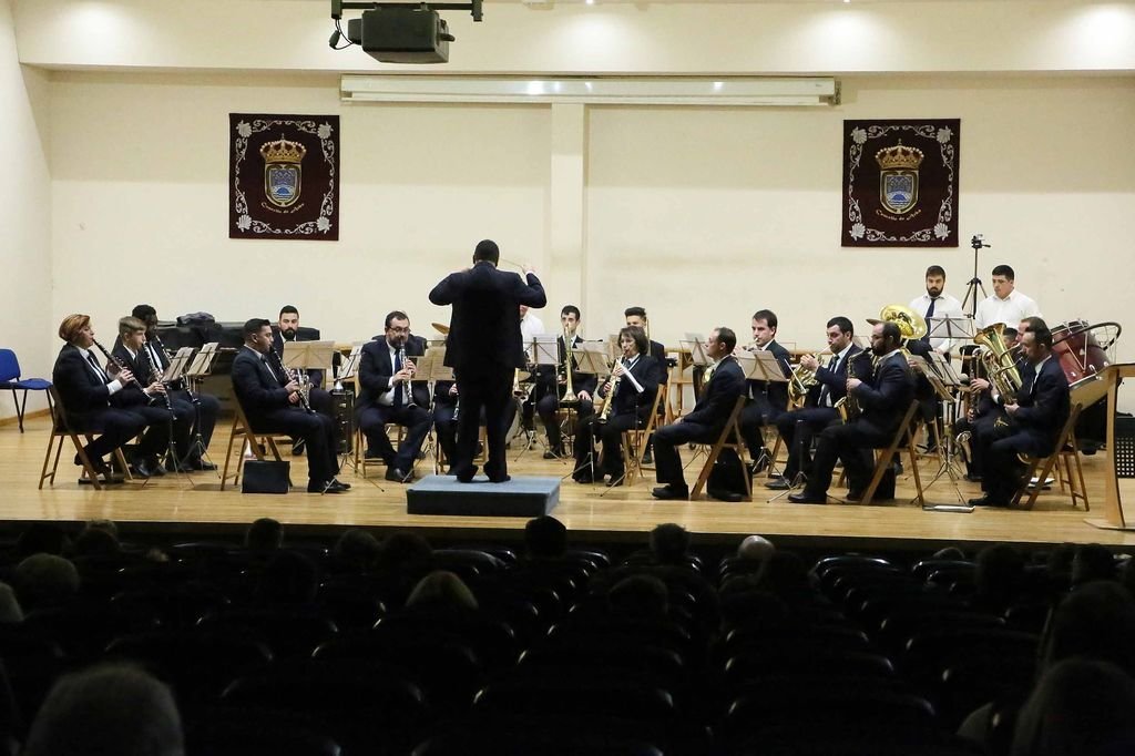 La Banda de Música de Arbo en plena actuación en el auditorio municipal.