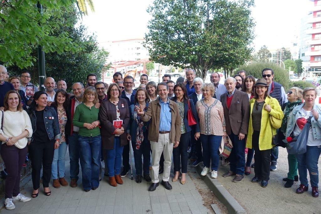 Los candidatos socialistas, ayer junto al alcalde y militantes de Vigo.