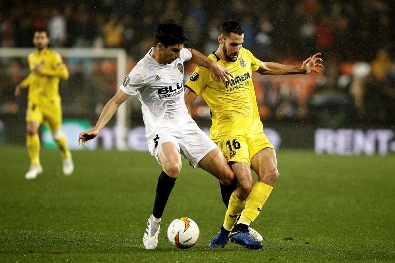 Pedraza, del Villarreal, pugna por un balón con el valencianista Soler.