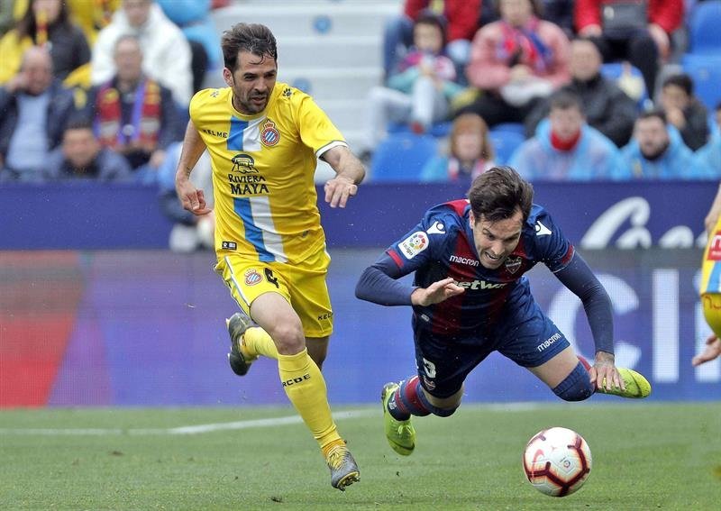 El jugador del RCD Espanyol Víctor Sánchez (i), disputa un balón con el jugador del Levante UD José Antonio García 'Toño' (d)