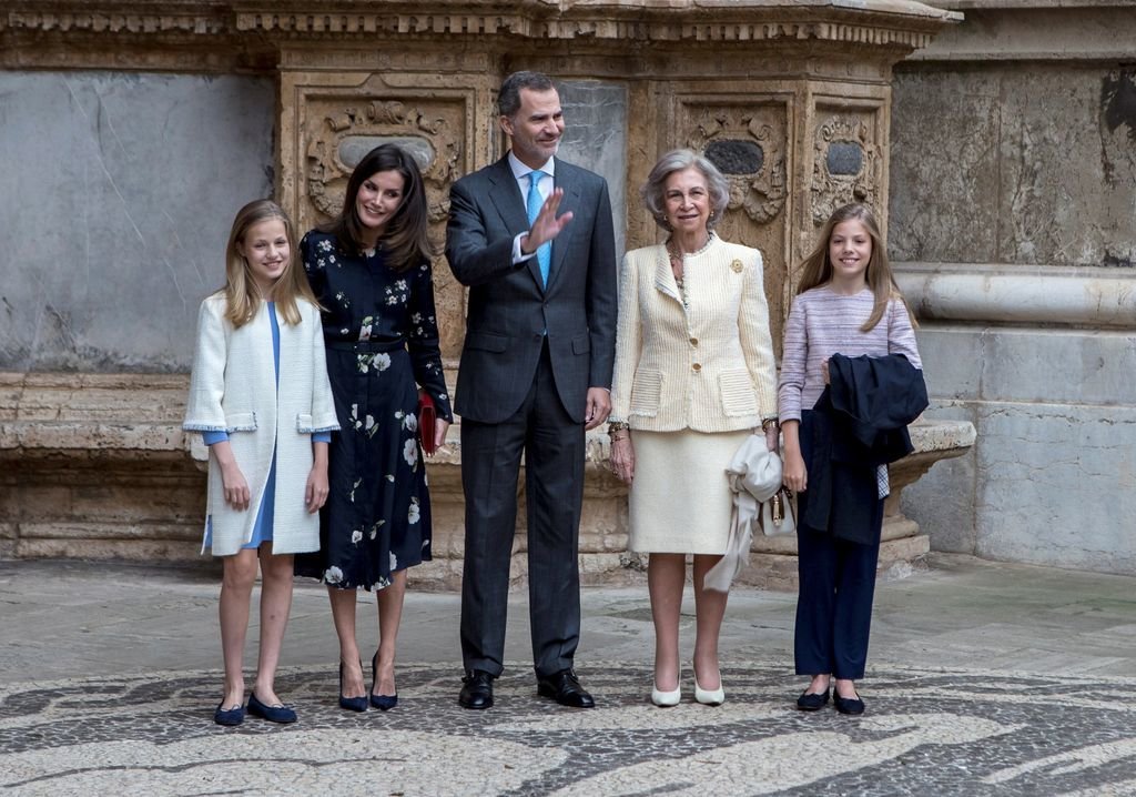 El rey Felipe VI, la reina Letizia, la reina Sofía, la princesa de Asturias y la infanta Sofía en la catedral de Palma.
