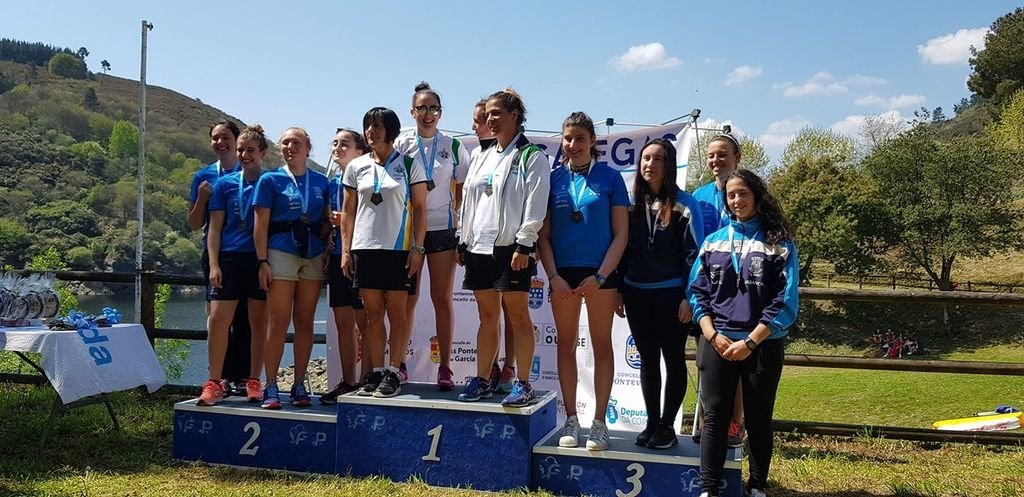 El Club de Mar Ría de Aldán se impuso en categoría femenina en el Campeonato Gallego de K4 y C4.