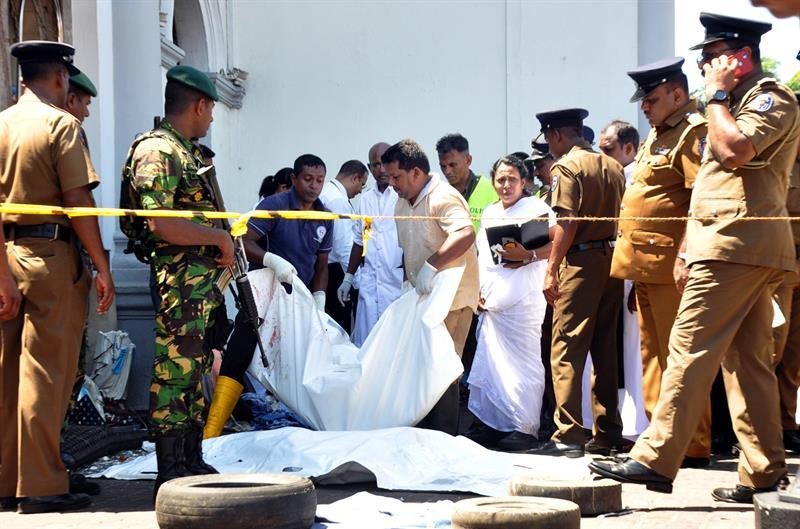 La policía y los equipos de rescate inspeccionan los restos de las víctimas en la escena después de una explosión en la iglesia de San Antonio en Kochchikade en Colombo