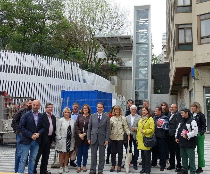 Caballero con las candidatas y parte de su gobierno en la calle Torrecedeira ante el nuevo ascensor.