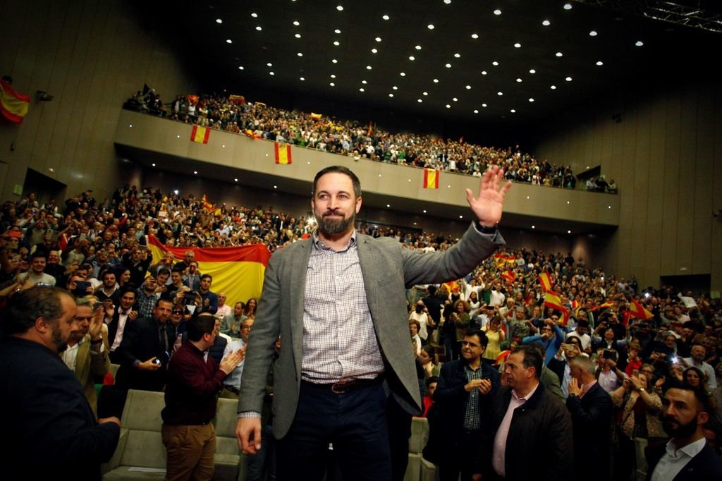 Santiago Abascal saluda a sus seguidores a su llegada al Palexco de A Coruña.