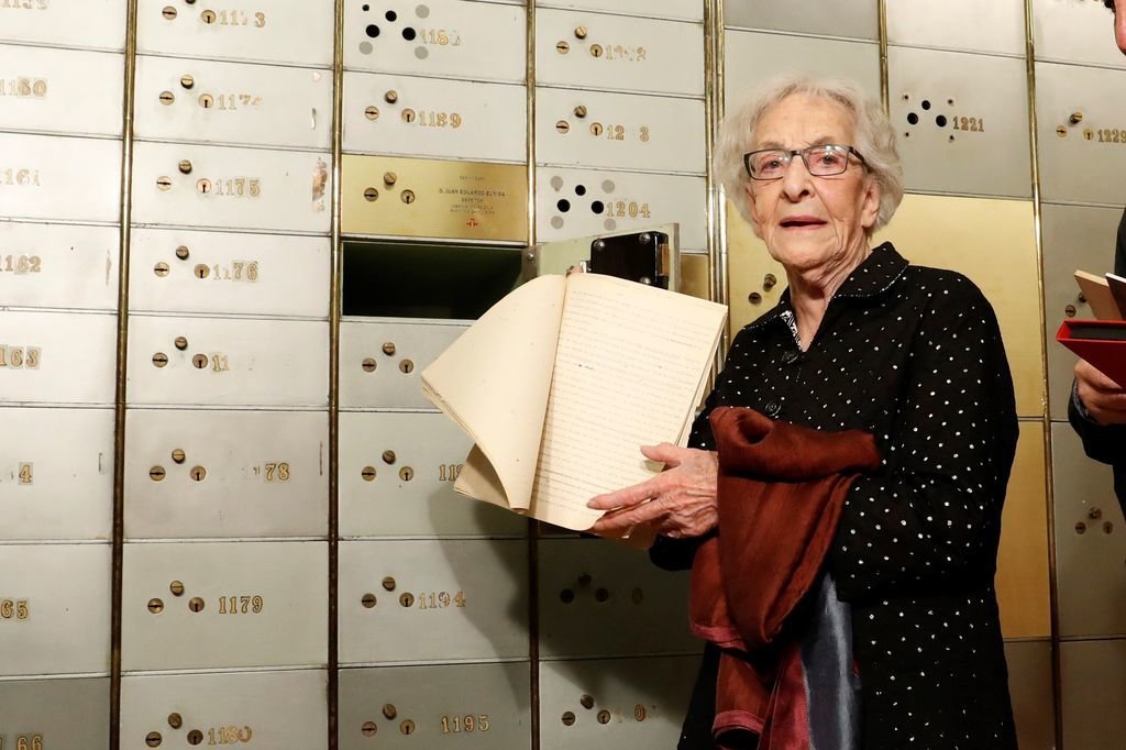 Ida Vitale, de 95 años, en el momento de depositar en la Caja de las Letras el manuscrito de José Bergamín.