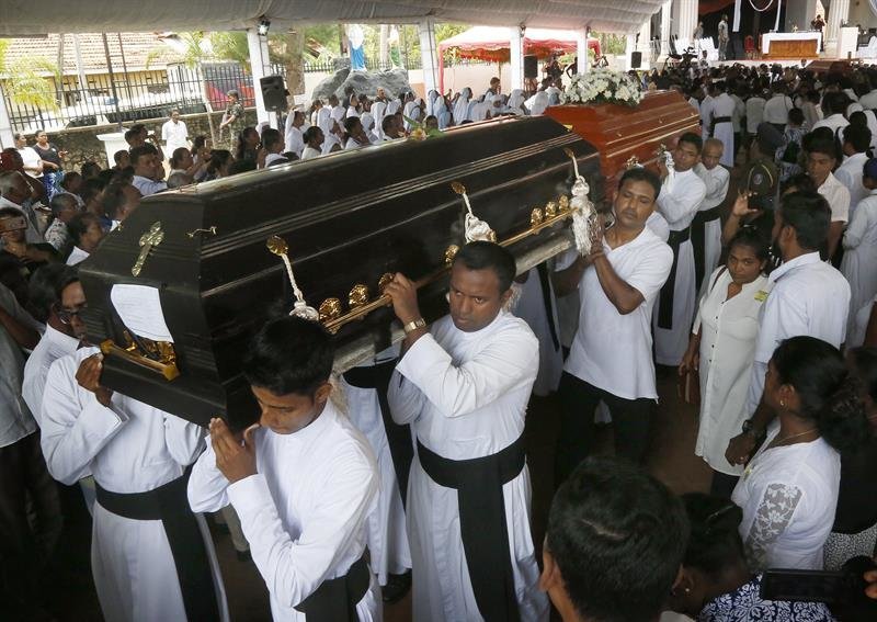 Familiares y amigos asisten al funeral de varias de las víctimas de los atentados en Colombo, Sri Lanka