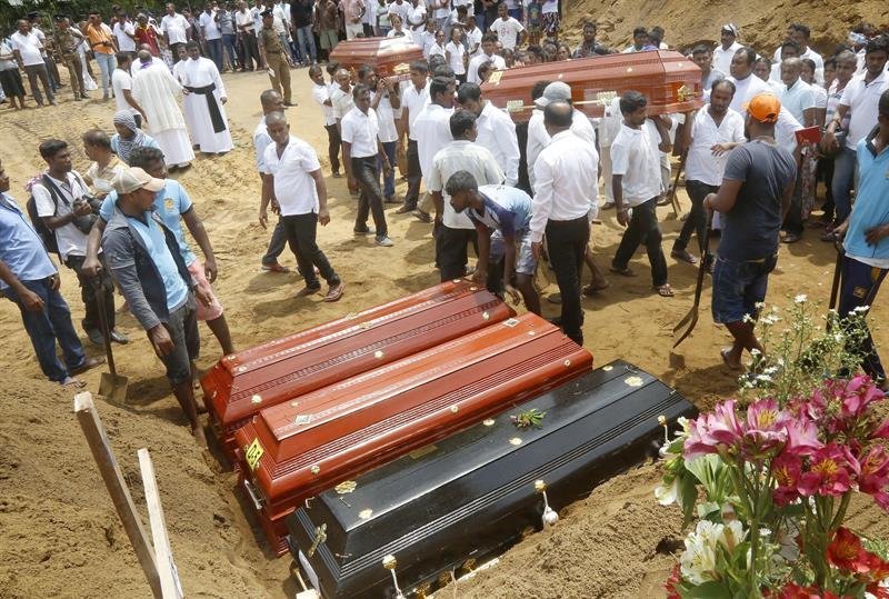 Familiares y amigos entierran a algunas de las víctimas de los atentados en Colombo, Sri Lanka