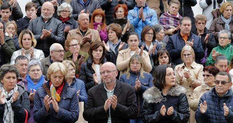 Vecinos junto al alcalde Adolfo Muíños (c), junto a la corporación durante al minuto de silencio en memoria de los dos jóvenes gallegos