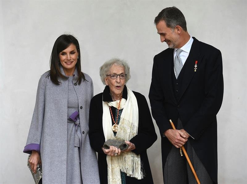 Los Reyes Felipe y Letizia posan junto a la poeta uruguaya Ida Vitale (c), tras recibir este martes el Premio