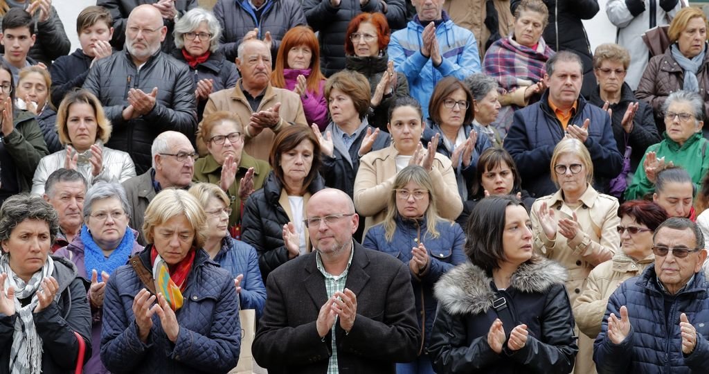 Vecinos de Rianxo junto al alcalde Adolfo Muíño, durante el minuto de silencio.