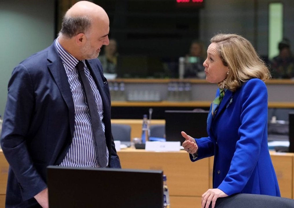 El comisario europeo de Economía y Finanzas, Pierre Moscovici, con la ministra Nadia Calviño.