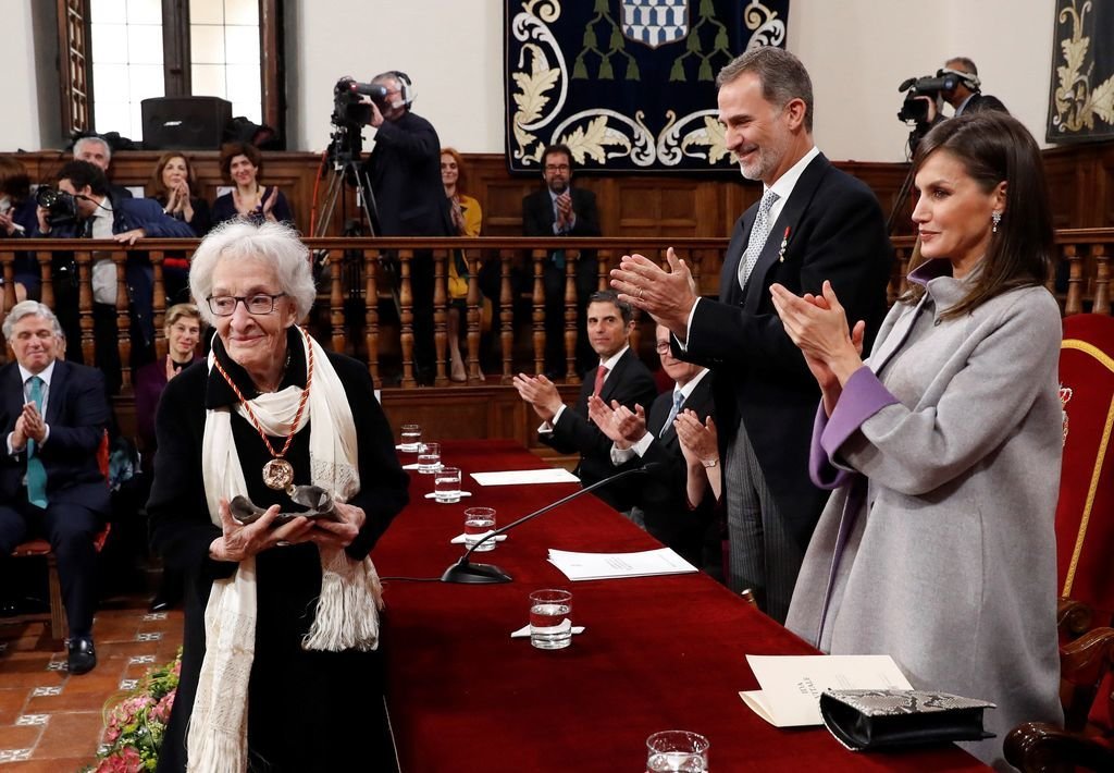 Ida Vitale, con el garlardón del Premio Cervantes, recibe el aplauso de los reyes Felipe y Letizia.