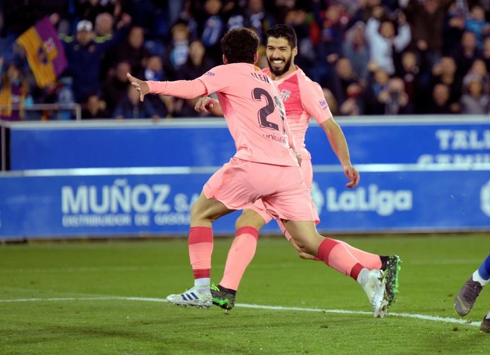 Aleñá y Luis Suárez celebran el primer gol barcelonista ayer.