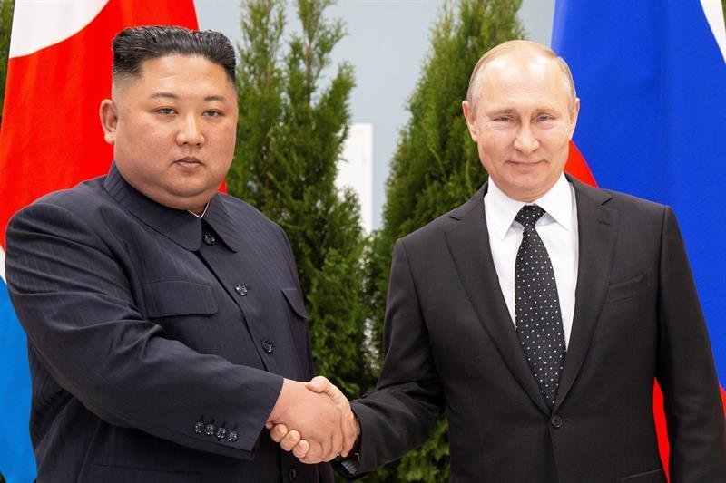 El presidente ruso, Vladímir Putin (dcha), mantiene un encuentro con el líder norcoreano, Kim Jong-un