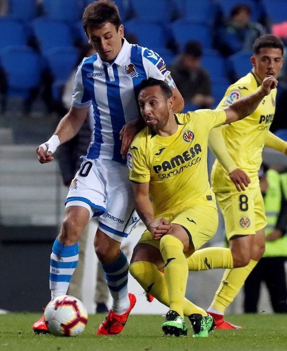 Oyarzabal y Santi Cazorla disputan un balón en el partido de ayer.