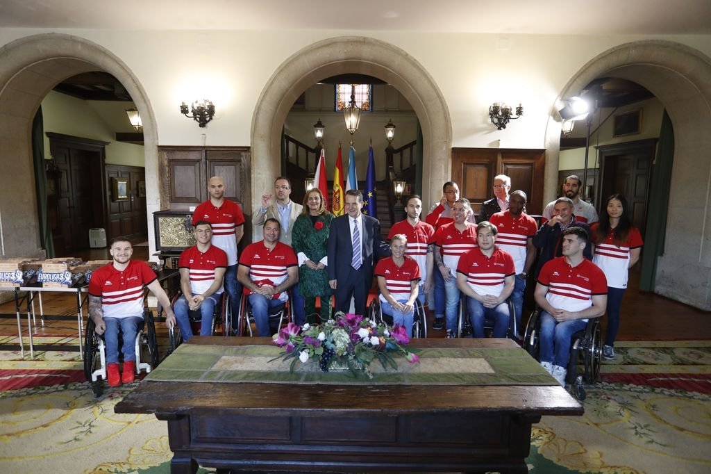 El alcalde de Vigo, Abel Caballero, recibió ayer a los equipos que participan en la Euroliga 3 de baloncesto en silla.