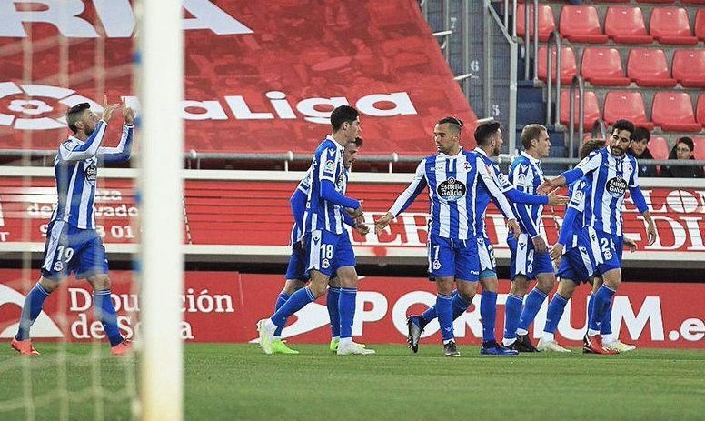Los jugadores del Deportivo celebran uno de sus dos goles.