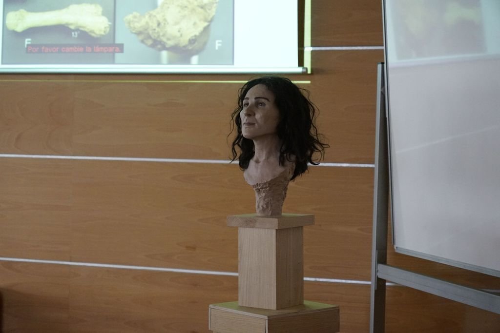 La reconstrucción del rostro de Elba, con 9.000 años y cuyo esqueleto fue rescatado en una cueva de Chan do Lindeiro, presidió las charlas.