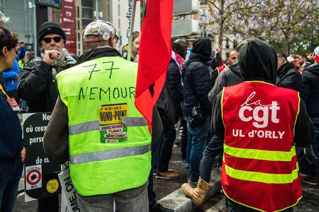 Chalecos amarillos y rojos de la CGT marcharon juntos por las calles de París.