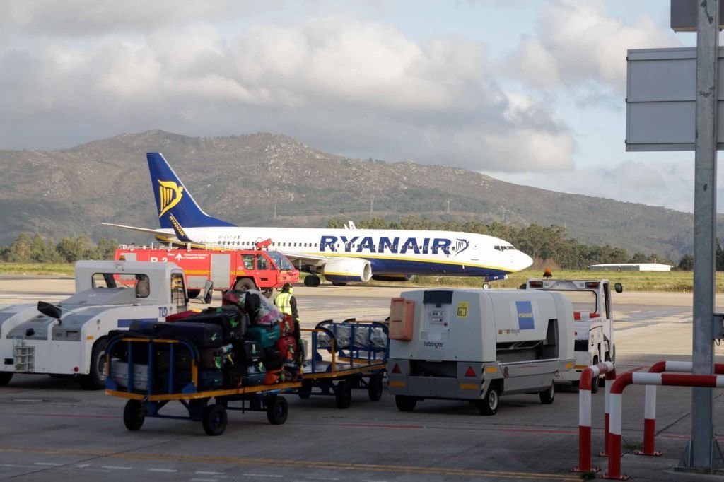 Un avión de Ryanair estacionado en Peinador. El día 7 desaparecen.