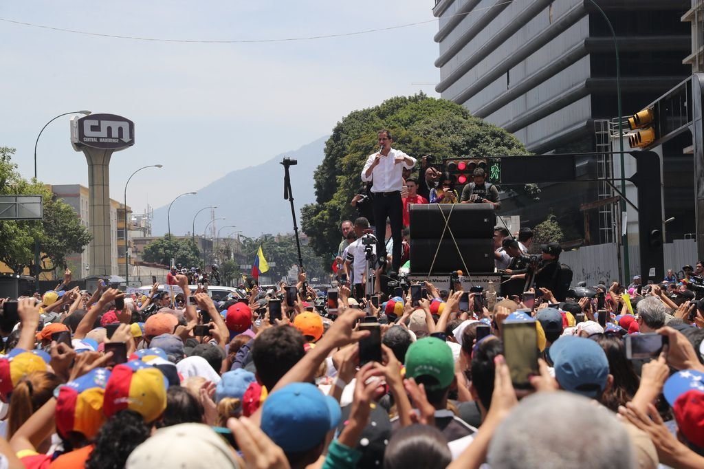 Juan Guaidó habla ante cientos de opositores que se manifiestaban ayer en las calles de Cara