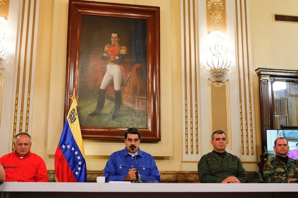 Nicolás Maduro, ayer entre Diosdado Cabello (izquierda) y el ministro de Defensa Vladimir Padrino.