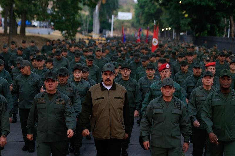 Nicolás Maduro tomar con miembros de las Fuerzas Armadas Bolivarianas de Venezuela