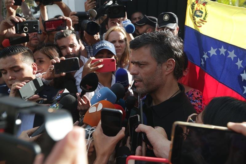 El líder opositor Leopoldo López habla ante los medios este jueves, en la residencia del embajador español en Venezuela
