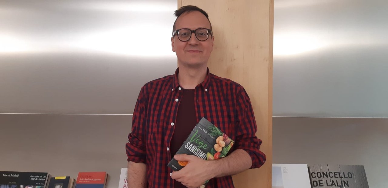 Álvaro Vargas presentó su nuevo libro sobre cocina vegana ayer en Santiago