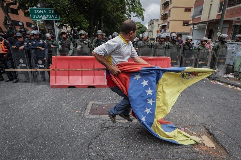 Simpatizantes de Juan Guaidó participan durante una manifestación